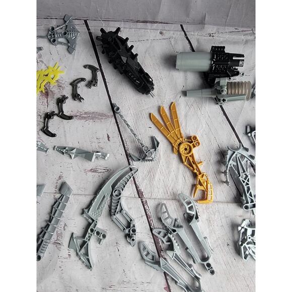Lego Bionicle Weapons Lot 30 Assorted Pieces - Picture 3 of 5